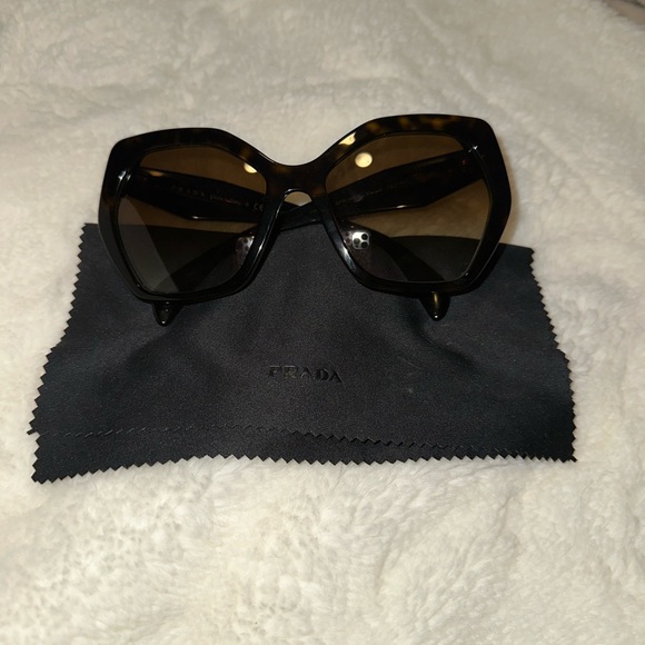 Prada heritage 59mm oversized Sunglasses. - Picture 3 of 4